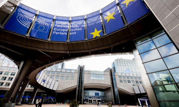 EU leaders urge Ukrainians to decide their own future
