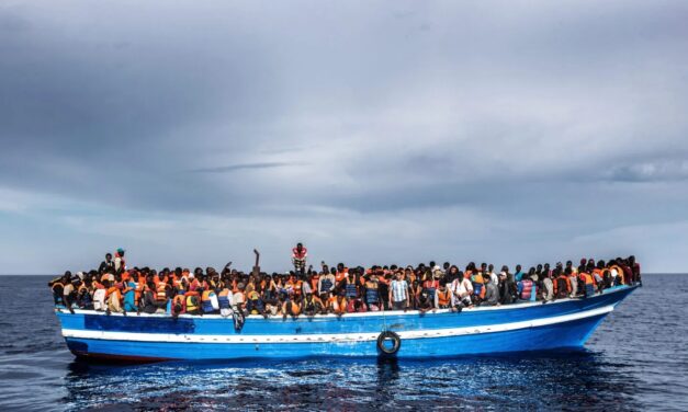 Boat with supposedly 130 dead and 30 alive refugees has run aground off Mauritania