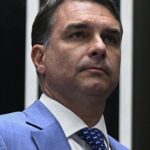 Flávio Bolsonaro must surrender his Brazilian passport