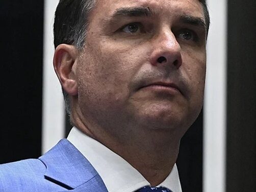 Flávio Bolsonaro must surrender his Brazilian passport