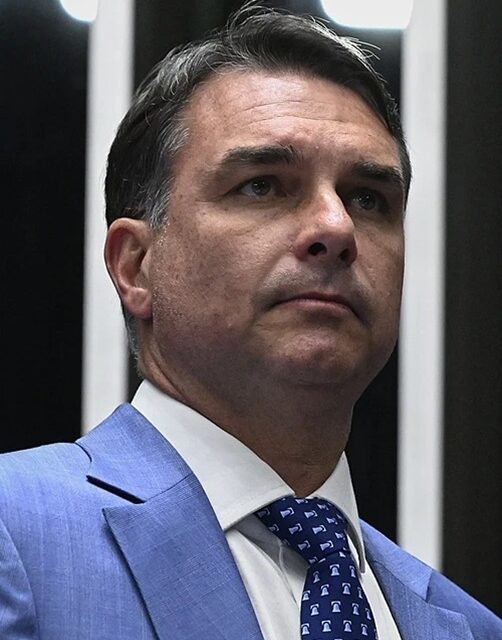 Flávio Bolsonaro must surrender his Brazilian passport